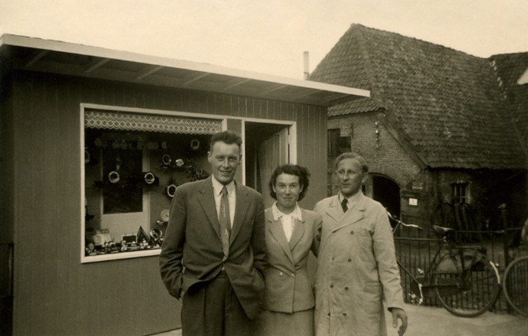 Harry en thea Beerten met een medewerker voor het keetje, hun eerste winkel in Wehl
